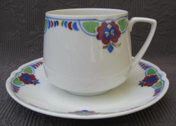 Šálek s podšálkem s lidovým dekorem Šálek s podšálkem s lidovým dekorem