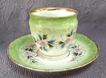 Šálek s podšálkem, plastický, květinový motiv Šálek s podšálkem, plastický, květinový motiv