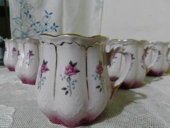 Růžové zlacené hrnky zdobené růžemi 4 ks Růžové zlacené hrnky zdobené růžemi 4 ks