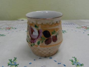 Béžový porcelánový hrnek s květinami